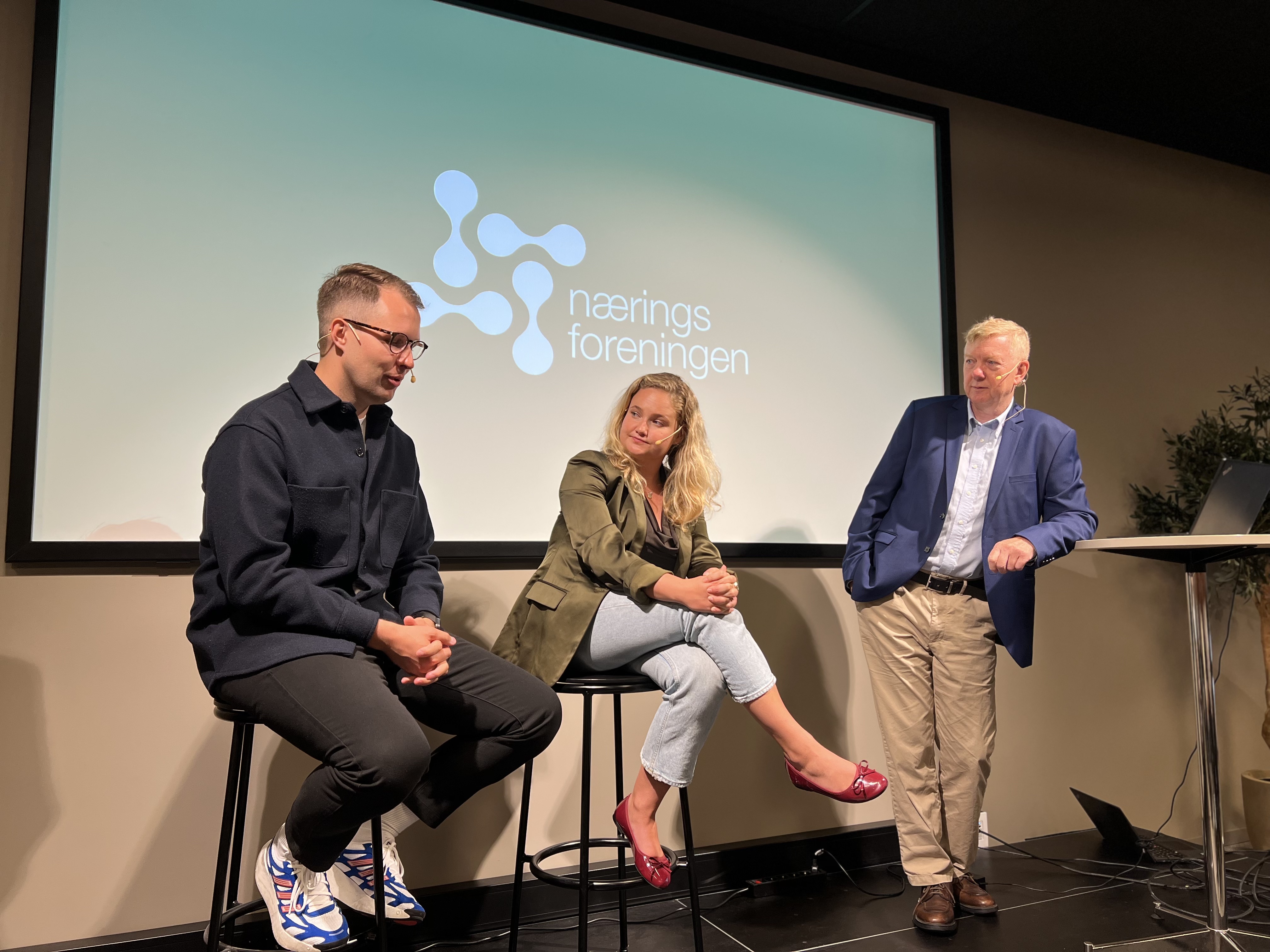 Stortingskandidatene Kai Steffen Østensen og Amalie Gunnufsen på scene med Hans Christian Vadseth i First House. 